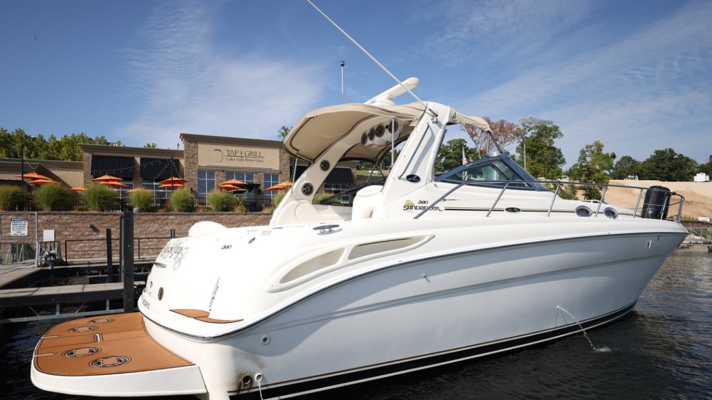 Sea Ray Sundancer Docked at Lake of the Ozarks