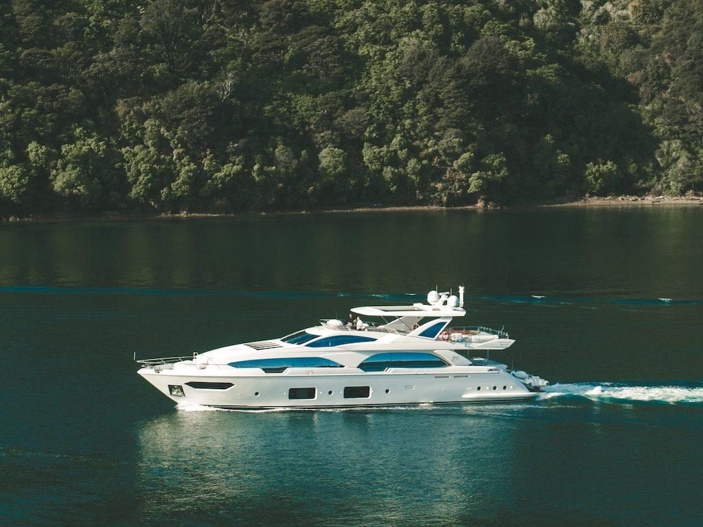 Yacht Cruising on Lake of the Ozarks